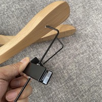 Cintres en bois de luxe pour hôtel, cintres à vêtements en bois avec pinces