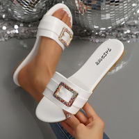 Sandales plates tendance avec décorations en strass, dessus en PU/cuir synthétique, semelle extérieure en caoutchouc, fermeture à enfiler, bout confortable et plat