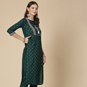 Kurta de verano para mujer, de viscosa y rayón, con estampado étnico verde, cuello con lazo, corte regular, con pantalones, a precio de mayoreo. - Product Image 1