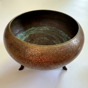 Olla de latón antigua grabada, caldero de latón con tres patas, cuenco tallado floral vintage, Urli grabado Royal Avani - Product Image 1