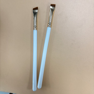 Pinceau à sourcils plat et fin en métal rose doré avec manche blanc, pinceau à sourcils fin et angulaire pour des lignes nettes et volumineuses - Product Image 3