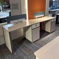 Bureau de travail moderne et simple pour employés avec écran de séparation et casier intégré