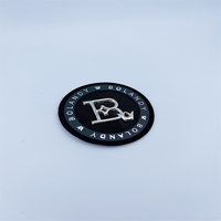 Étiquette personnalisée de vêtements durables en alliage de zinc avec logo gravé en relief pour les vêtements et la quincaillerie métallique