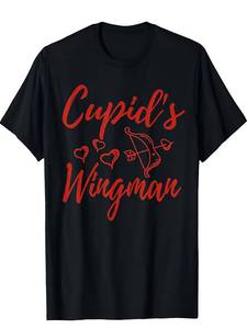 T-shirt pour homme Cupid's Wingman Saint-Valentin 100% coton à manches courtes imprimé flèches et cœurs rouges décontracté col rond coupe classique - Product Image 1