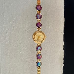 <span class=keywords><strong>Montre</strong></span>-Bracelet Ronde Plaqué <span class=keywords><strong>Or</strong></span> en Quartz à Pierre Précieuse Verte Éclatante pour <span class=keywords><strong>Femme</strong></span> - Product Image 4