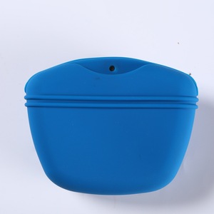 <span class=keywords><strong>Pochette</strong></span> de friandises en silicone personnalisée pour chiens avec fermeture magnétique Sac d'alimentation portable pour animaux de compagnie pour chats et chiens pendant la marche - Product Image 1