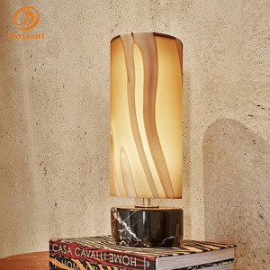 Lampe de table moderne de luxe avec base en métal doré en forme de feuille botanique et abat-jour en lin olive/vert, lampe de bureau sculpturale Art Déco pour villa - Product Image 1