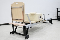 Reformer Pilates Komersial Tahan Lama, Dapat Disesuaikan, Rangka Aluminium Alloy Hitam, OEM ODM Logo Kustom untuk Studio Pilates