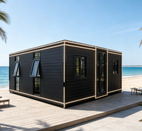 Maison conteneur noire mate préfabriquée, cabane modulaire avec bande lumineuse LED, double porte vitrée, villa avec terrasse sur la plage