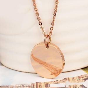 인기 디자인 도매 디스크 심플 디자인 사우디 18K PVD 골드 체인 쥬얼리 맞춤 이니셜 여성 참 네크리스 - Product Image 4