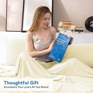 ผ้าห่มเย็นสำหรับฤดูร้อน ขนาดควีนไซส์ ผ้าไหมน้ำแข็ง ระบายความร้อน Q-max 0.5 Arc-chill สำหรับผู้ที่นอนร้อน - Product Image 4