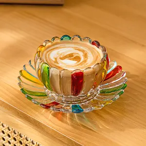 가벼운 럭셔리 유리 커피 컵 컬러 꽃잎 라떼 컵과 접시 디자인 감각 가정용 물 컵 유리