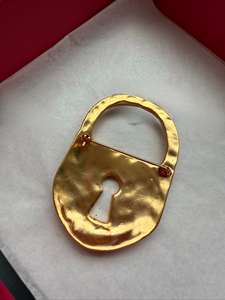 Broche con Forma de Candado Tridimensional, Chapado en Latón con Oro de 24K, con Patrón de Columna de París en Relieve en la Superficie - Product Image 6