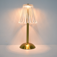 Lampe de table moderne sans fil rechargeable, intérieur/extérieur, style rétro élégant, abat-jour en cristal côtelé avec base dorée