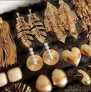 Boucles d'oreilles pendantes à pompons de style français pour femmes, élégantes et haut de gamme, créoles dorées de 5,5 cm, bijoux tendance et à la mode avec <span class=keywords><strong>Gemo</strong></span> doré - Product Image 1