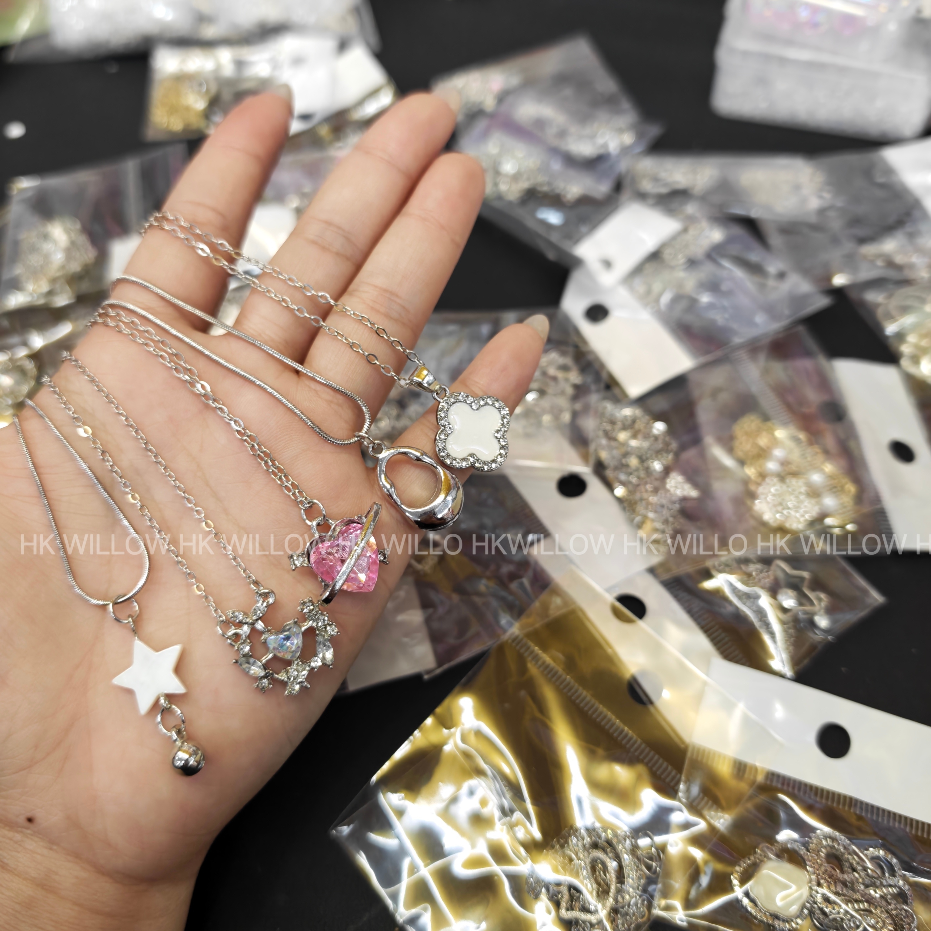 สร้อยคอโลหะผสมแบบสุ่ม