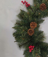Set Karangan Bunga dan Hiasan Natal Artifisial Grosir, PVC Hijau dengan Buah Pinus dan Buah Merah untuk Dekorasi Liburan