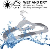 Großhandel Custom Color Kunststoff Kleiderbügel Heavy Duty Dry Wet rutsch feste Kleidung Anzug für Männer Flexible Verwendung in Kleider schränken und Schränken