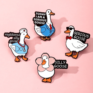Al por mayor, Pin de metal esmaltado con letras de ganso divertido, estilo Kawaii, de moda <span class=keywords><strong>y</strong></span> viral - Pines esmaltados personalizados para coleccionables <span class=keywords><strong>y</strong></span> accesorios de moda - Product Image 1