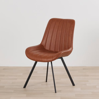 Chaises de salle à manger modernes en similicuir gris clair avec dossier et pieds carrés en métal noir pour appartement