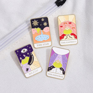 Toptan sıcak tarzı sihirli Tarot kartı dikdörtgen gökkuşağı kurbağa Tarot kaplama yumuşak emaye yaka iğnesi - Product Image 1