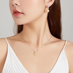 <span class=keywords><strong>Collar</strong></span> de flores de <span class=keywords><strong>Sol</strong></span> de plata esterlina S925 <span class=keywords><strong>Collar</strong></span> de plata esterlina Venta caliente <span class=keywords><strong>Collar</strong></span> con colgante de girasol para mujer - Product Image 2