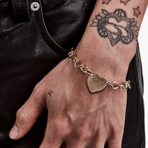 Bracciale alla Moda con Charm a Cuore Dorato, Stile Punk con Cuore Inciso, Gioiello Trendy Antiossidante, Regalo per Donne e Uomini - Product Image 2
