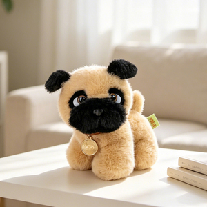 Peluche personalizzato a forma di Pug <span class=keywords><strong>nero</strong></span>, Pug seduto color marrone chiaro con maschera nera e targhetta dorata, realizzato su base di foto - Product Image 4