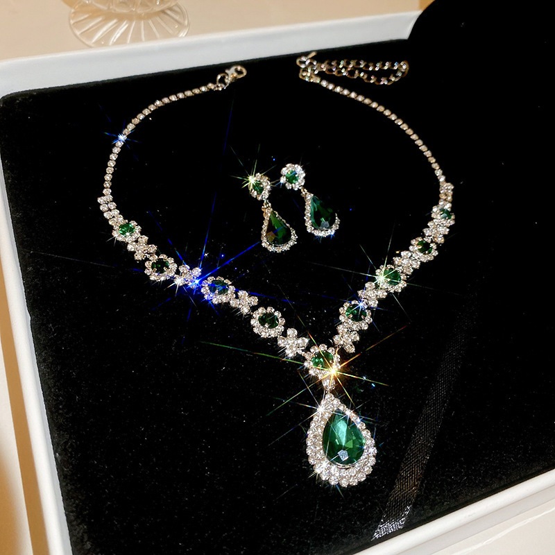 Boucles d'oreilles et collier verts, ensemble 2 pièces.