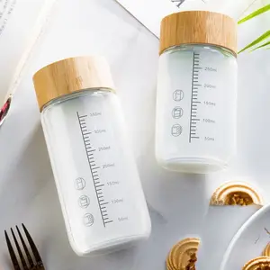 Café Leche Agua 10oz Botella de vidrio de boca ancha pequeña con tapa de bambú Beber reutilizable para batidos de jugo