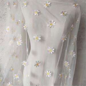 Largeur 130 cm Petite Marguerite 3D Broderie Maille Dentelle Tissu Fleur Colorée Tulle pour Robe de Mariée Femme Mode - Product Image 4