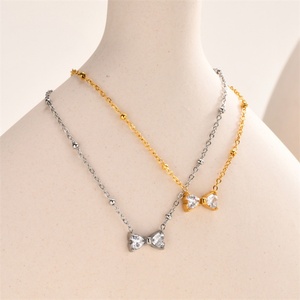 Collar gargantilla de acero inoxidable con circonita y corazón tallado estilo princesa para mujer, con colgante de nudo de corazón de cristal y engaste de canal, venta al por mayor - Product Image 2