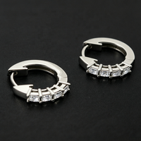 Boucles d'oreilles créoles Huggie en argent sterling 925 avec moissanite VVS taille baguette, fermeture à pression, style minimaliste, effet glacé, pour femme, vente en gros