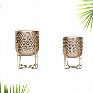 Ensemble de supports modernes en métal pour pots de fleurs avec jardinières dorées martelées - Product Image 2