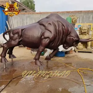 Decorazione esterna del giardino in metallo fuso bronzo animale carica toro scultura a grandezza naturale bronzo statua del toro