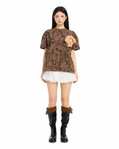 Camiseta Chouchou Rabbit Tee Marrón con Cuello Redondo, Corte Holgado, Impresión en Serigrafía y Detalle <span class=keywords><strong>de</strong></span> Parche <span class=keywords><strong>de</strong></span> <span class=keywords><strong>Conejo</strong></span> <span class=keywords><strong>de</strong></span> Peluche Suave y Esponjoso - Product Image 3