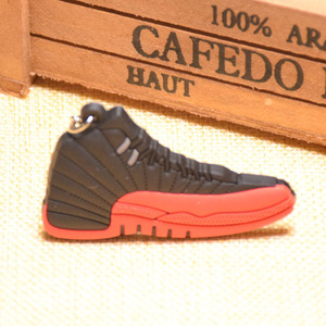Llavero Personalizado 2D Plano Jor 13 He Got Games para Amantes de las Zapatillas, Llavero de Acero Inoxidable con Material de Goma - Product Image 1