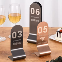 Support de présentation de numéros de table en acier inoxydable avec graphisme personnalisé – Fournisseur pour hôtels, restaurants, traiteurs et usines