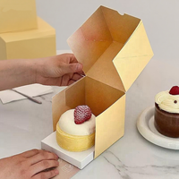 Boîte à gâteau personnalisée en carton recyclé de qualité alimentaire avec insert, estampage à chaud UV, pelliculage mat et gaufrage pour les collations et aliments de Noël