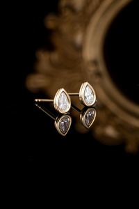 Pendientes de Oro Rosa Vintage con Engaste de Bisel, Diamante de Laboratorio con Corte Pera, Oro de 14k, Estilo Colgante con Patrón de Flecha de Gota de Agua - Product Image 3