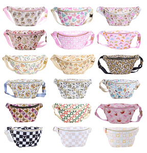 Riñonera Mágica de Nailon Jumbo con Correa de Hombro Ajustable, Bolsillo Interior con Cremallera, Impermeable, con Estampado de Personajes del Parque Temático Magic Kingdom - Product Image 1