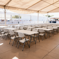 Table de pique-nique pliable en deux de 6 pieds en PEHD moulé par soufflage avec cadre de couleur personnalisée et poignée de transport pour camping-car, complexe hôtelier et camping