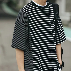 T-shirt da uomo all'ingrosso alla moda con blocchi di colore e righe - T-shirt oversize asimmetrica a righe bianche e nere da uomo - Product Image 6