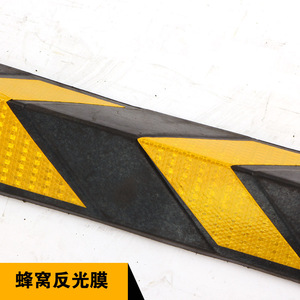 Bande anti-collision 800x100x10 mm en caoutchouc réfléchissant pour la protection des parkings et des lots souterrains - Product Image 1