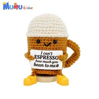 Tasse à café d'accompagnement émotionnel, poupée en crochet amusante et positive, faite main, avec carte, compagnon de bureau pour le soulagement du stress, cadeau pour barista
