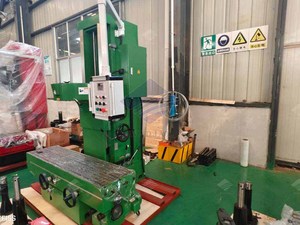 Machine de perçage et d'alésage verticale pour cylindres de haute précision - Product Image 2