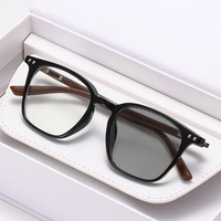 Gafas Fotocromáticas Anti-Luz Azul de Moda para Hombre, Montura Cuadrada, Patillas con Diseño de Madera, Estilo Moderno y Personalizado