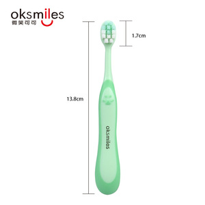 Cepillo de dientes manual Oksmiles para niños, cerdas suaves, color rosa con diseño de alas - Product Image 4