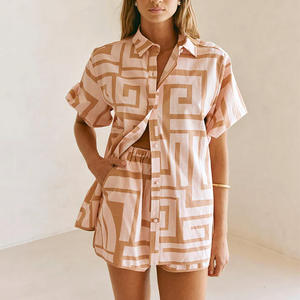 사용자 정의 여름 럭셔리 기하학 프린트 짧은 소매 셔츠 반바지 투피스 세트 하이 퀄리티 린넨 반바지 세트 여성 - Product Image 2