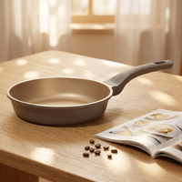 Poêle à frire en aluminium moulé sous pression Titanium Pro antiadhésive pour la maison et la cuisine avec poignée douce au toucher